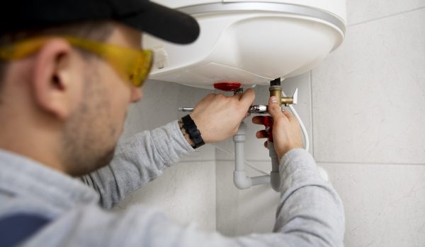 travailleur-reparant-le-chauffe-eau